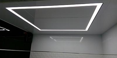 Световые линии натяжной потолок в ванную 6 кв.м