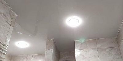 Глянцевый потолок в ванную
